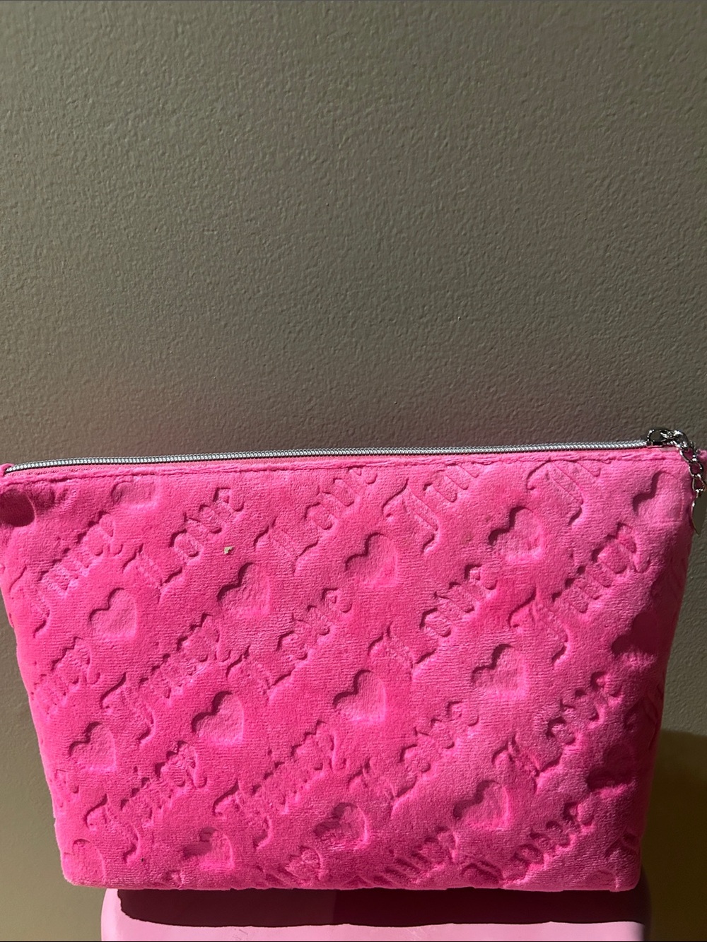 NEW Juicy Couture Bright Pink Velvet Embossed Cosmetic Bag - Picture 2 of 4